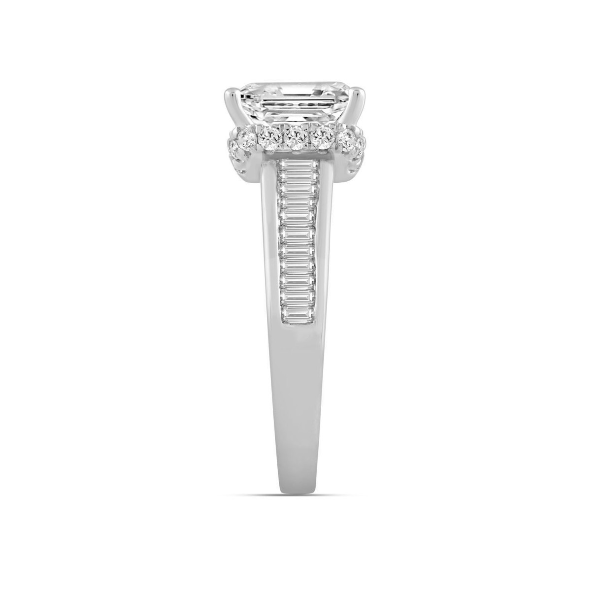 LADIES RING 2 3/4CTROUND/BAGUETTE/EMERALD DIAMOND 14K WHITE GOLD (CENTER STONE EMERALD DIAMOND 2.00CT )