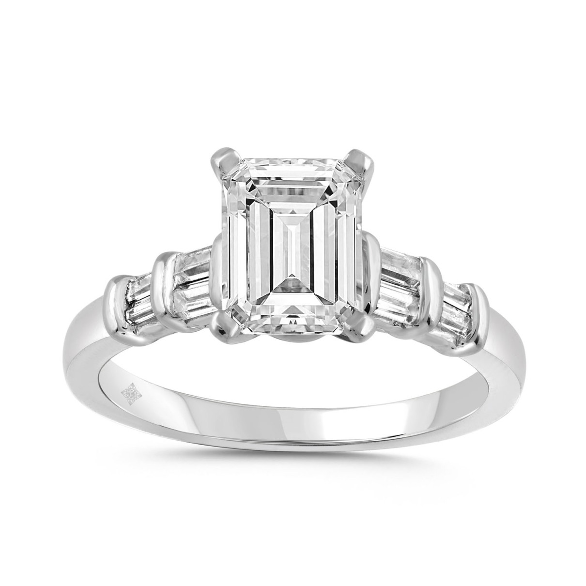 LADIES RING 2 1/4CT BAGUETTE/EMERALD DIAMOND 14K WHITE GOLD (CENTER STONE EMERALD DIAMOND 2.00CT )